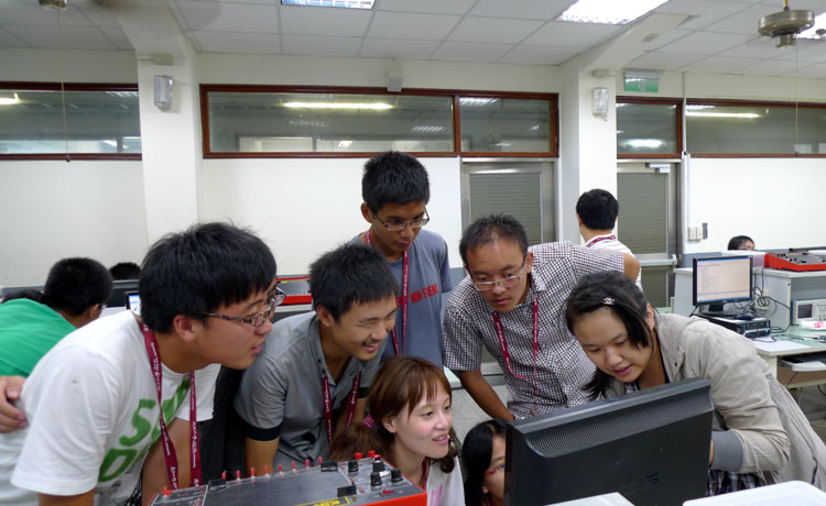 开云官网学生与逢甲大学学生探讨手动实验