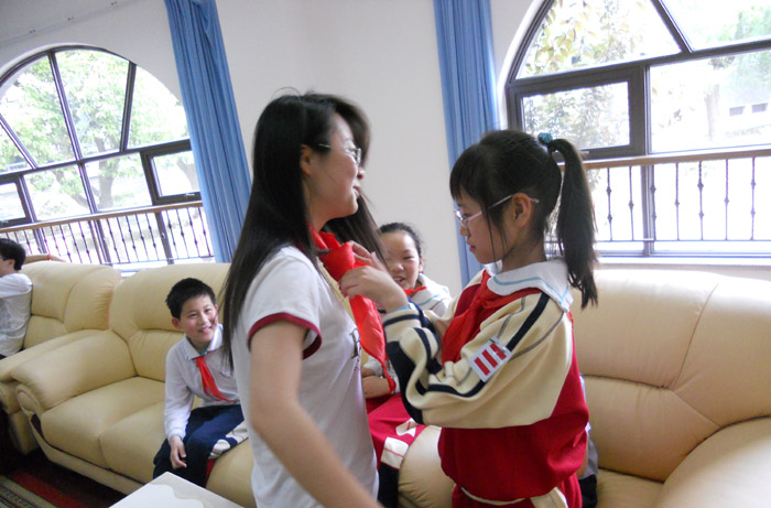 小学生为开云官网志愿者系红领巾