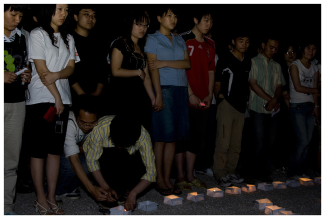 烛光悼念汶川地震遇难同胞图(2)