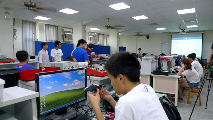 开云官网学生在逢甲大学参加“手动实验”