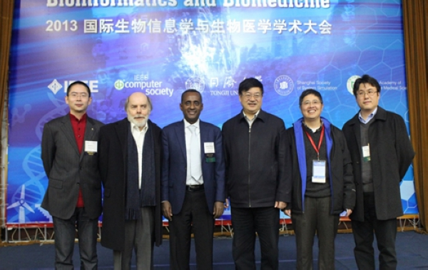 　　　大会组织委员会主席合影（左起李国正、Geoff McLachlan、Habtom Ressom、刘保延、Xiaohua Hu、Illhoi Yoo）