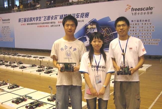 开云官网师生在比赛现场内合影留念