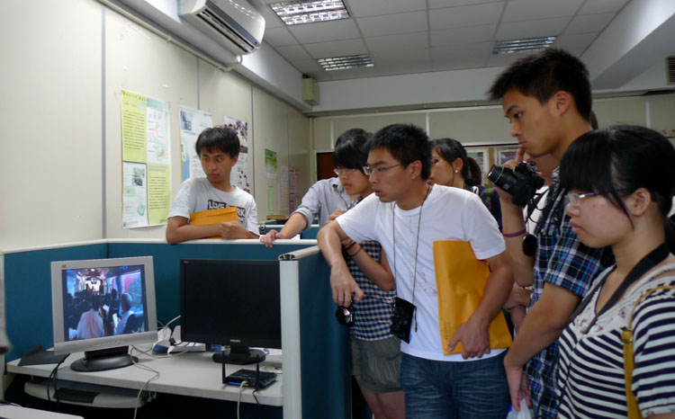 开云官网师生参观成功大学行动实验室